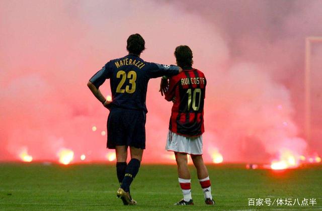 足球国足球迷自发制作横幅，为球队打气（国足球迷自发制作横幅为球队助威）