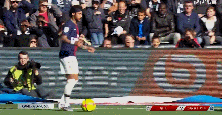 港队主场战新加坡，新加坡球员伤退时担架工作人员忍不住庆祝