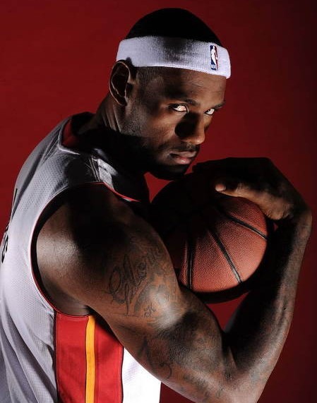 名记：字母哥与队友召开会议，呼吁全队无视外界杂音（名记：字母哥组织队内会议，号召全队忽略外界噪音）