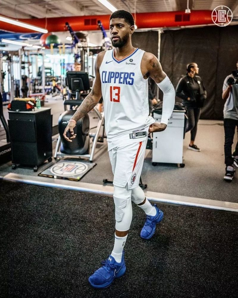 C罗一家海边度假，乔治娜晒比基尼展示性感身材（C罗携家人海边度假，乔治娜比基尼亮相秀火辣曲线）