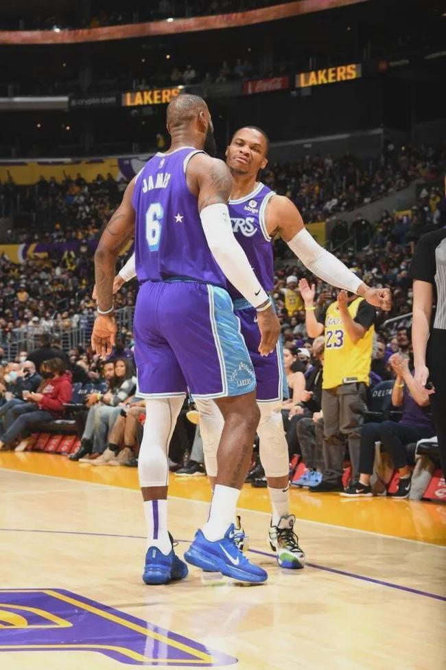 NBA球员交易动态及球队影响（NBA交易动向与球队格局影响）