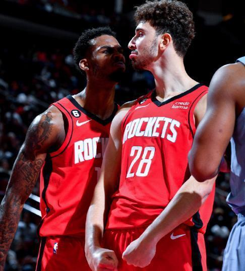 美记：弗拉格近6场三分12中2，中近距离才能让他得心应手（美记：弗拉格近6战三分12投仅2中，中近距进攻才更顺手）