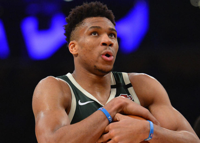 美媒：森林狼对欧文有意，爱德华兹本人支持这一举措（美媒：森林狼欲引进欧文，爱德华兹表示支持）