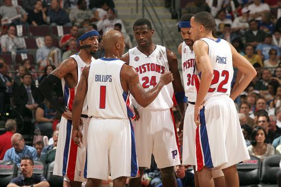 梅婷一家四口前往伯纳乌观战皇马vs尤文，女儿表示看完有点困（梅婷一家四口现身伯纳乌观战皇马对尤文，女儿称看完有点困）