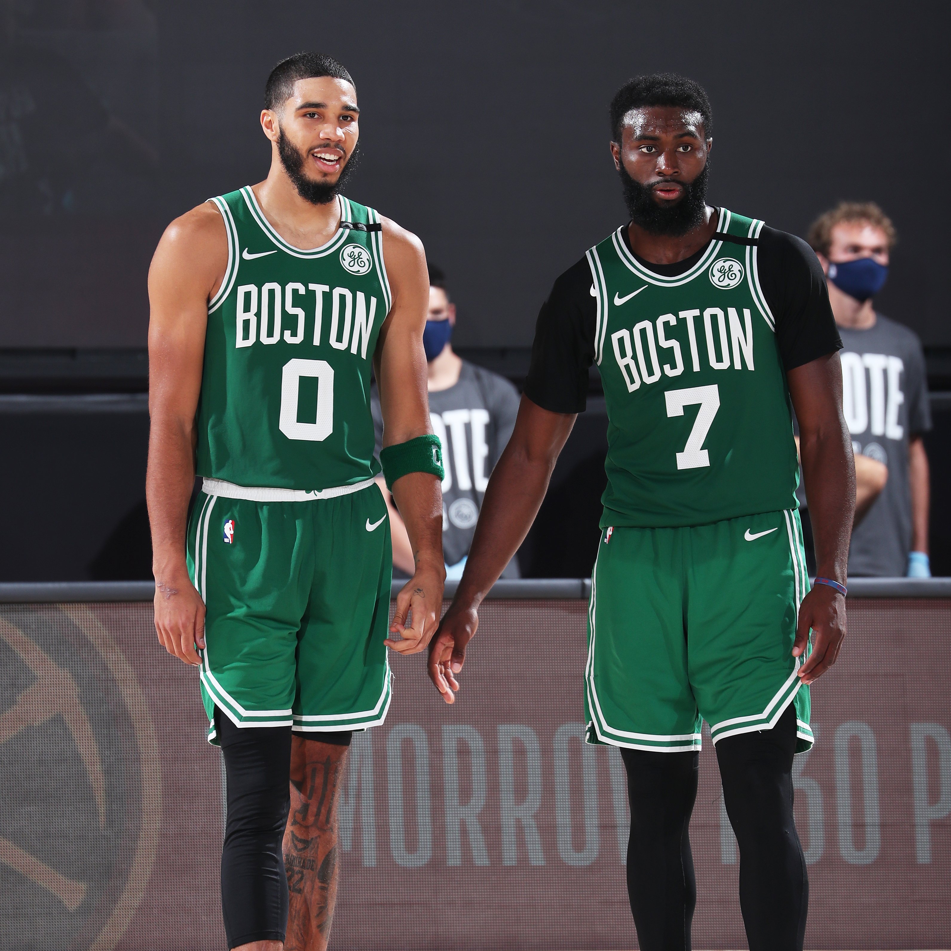 东契奇&詹姆斯半场合砍36分，无奈湖人丢70分落后12分（东契奇+詹姆斯半场36分仍难救主，湖人半场被轰70落后12分）