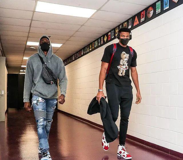 篮球湖人球员场上发挥获得球迷认可（湖人球员出色表现赢得球迷称赞）