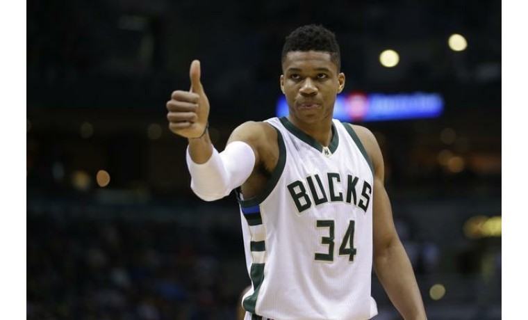 湖人浓眉哥篮下统治力助球队获胜（浓眉禁区制霸，助湖人取胜）