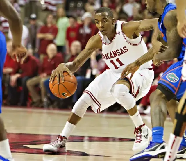 如何评价？CBA杯多人因地板贴纸滑倒引争议：希望引起重视（CBA杯地板贴纸致多名球员滑倒引发争议：亟待重视）