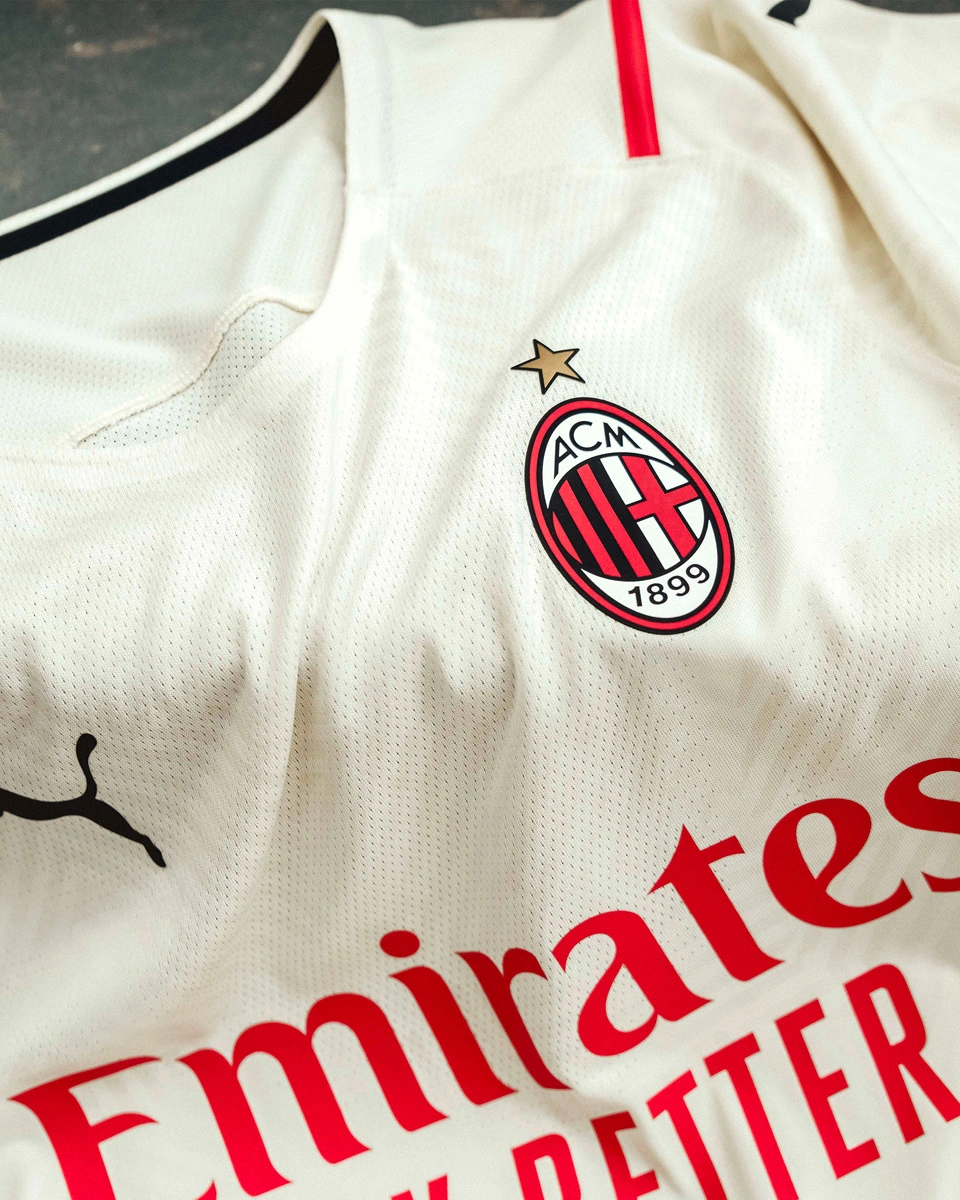 杨晨对话施拉普纳：中国球员不该只为钱踢球，留洋从乙级开始（杨晨与施拉普纳对谈：中国球员别唯钱论，留洋不妨从乙级联赛起步）